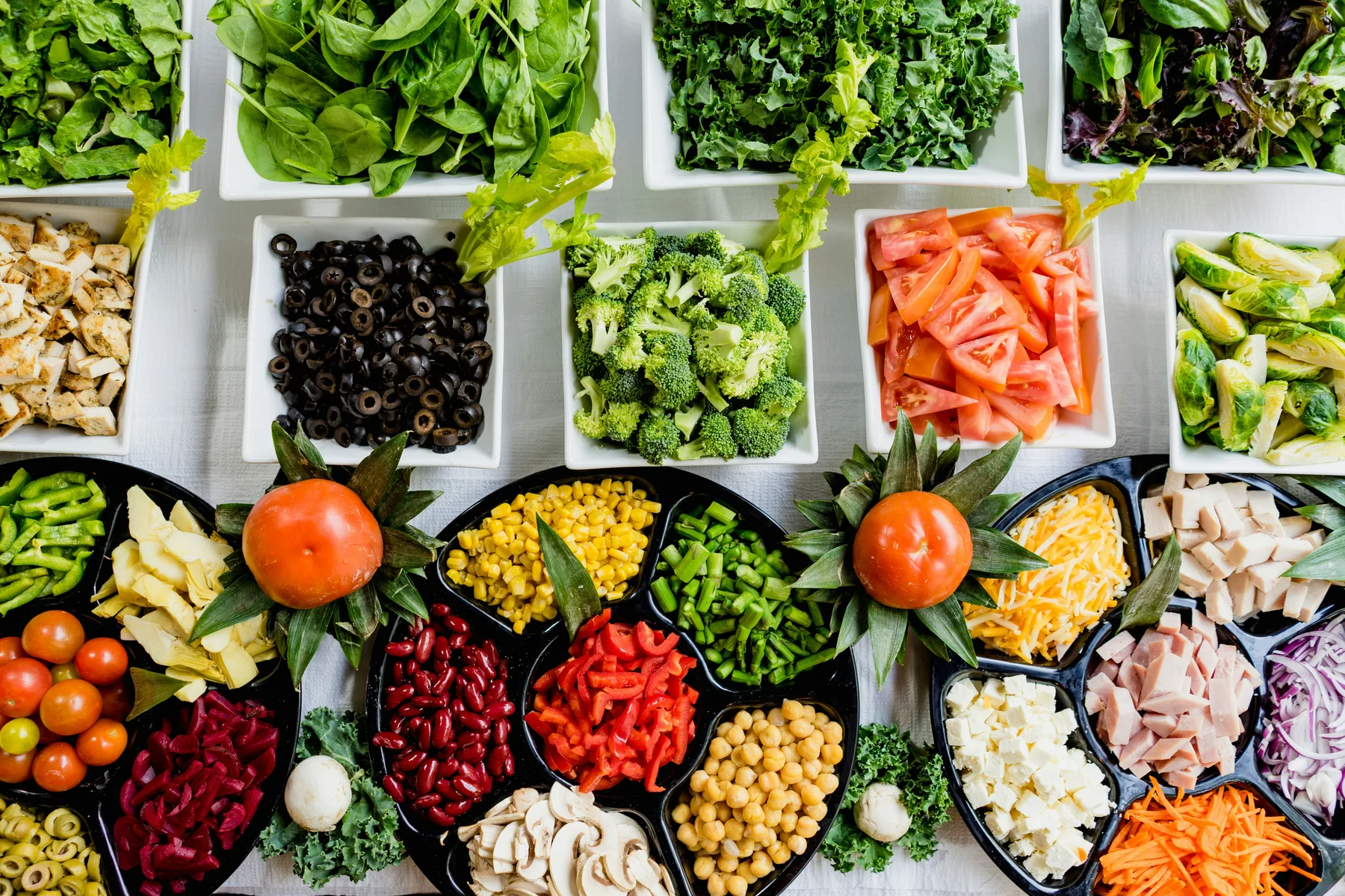 Balanced plate with vegetables, grains and protein-rich everyday food